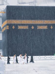 Read more about the article Rain descends in the Two Holy Mosques following Istisqa Prayers