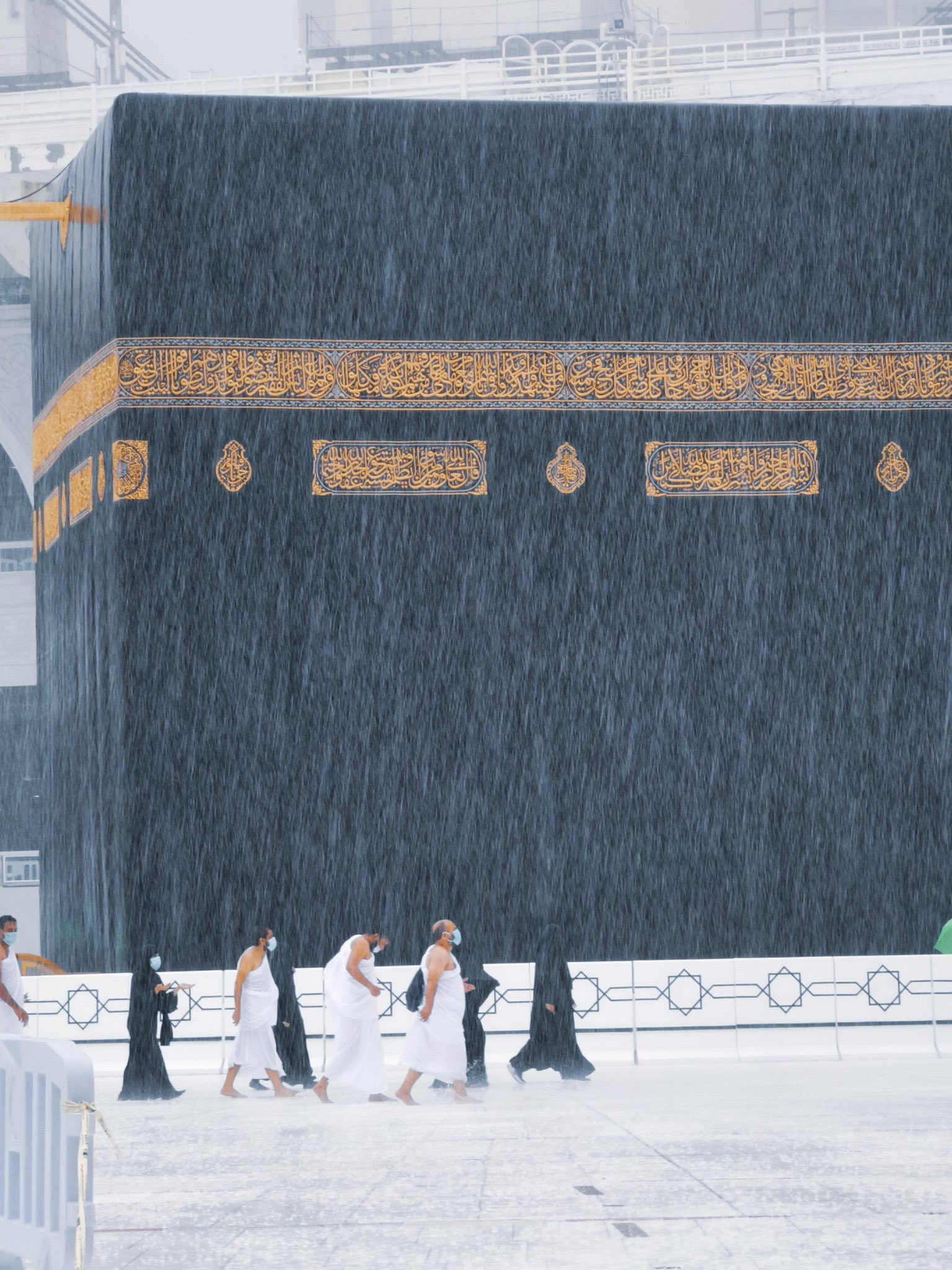 You are currently viewing Rain descends in the Two Holy Mosques following Istisqa Prayers